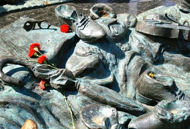 artist bah relief tribute to those who lost their lives in the Holocaust of WWII